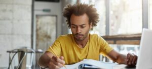 Mehr über den Artikel erfahren Wann Betriebe die Weiterbildung für die Berufsanerkennung fördern