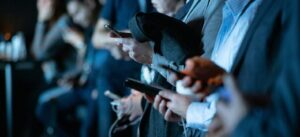 Mehr über den Artikel erfahren Rolle der Social Media für Migrant*innen und Beratende